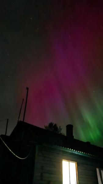 Россию накрыло мощное полярное сияние: очевидцы поделились невероятными фотографиями