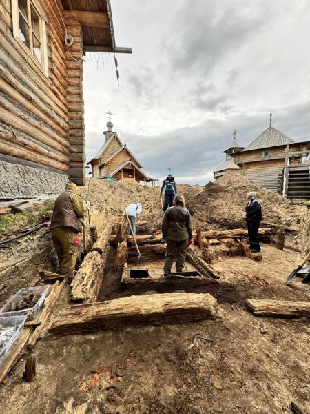 В Салехарде нашли древнейшее северное захоронение - 200-летний дом священника