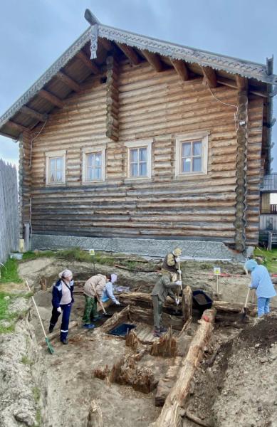 В Салехарде нашли древнейшее северное захоронение - 200-летний дом священника